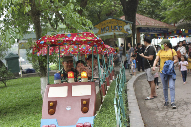 Biển người chen chân tại Vườn thú Thủ Lệ trong ngày cuối nghỉ lễ