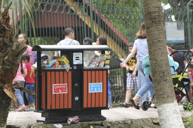 Biển người chen chân tại Vườn thú Thủ Lệ trong ngày cuối nghỉ lễ