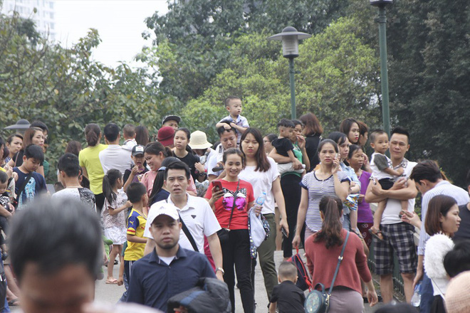 Biển người chen chân tại Vườn thú Thủ Lệ trong ngày cuối nghỉ lễ