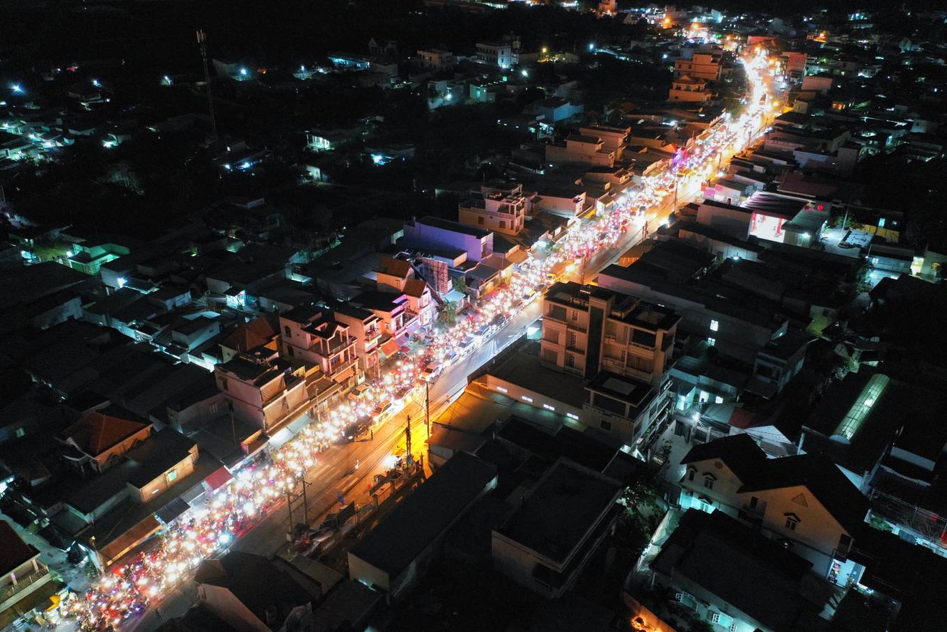 Cửa ngõ Sài Gòn ùn tắc vì người dân trở về sau dịp lễ