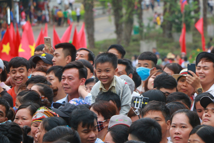 Video ảnh: Cận cảnh vạn người chen chúc nghẹt thở ngày chính hội Đền Hùng