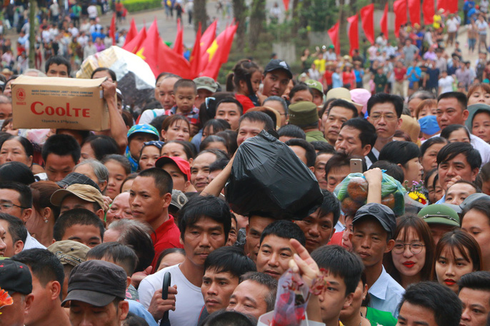 Video ảnh: Cận cảnh vạn người chen chúc nghẹt thở ngày chính hội Đền Hùng