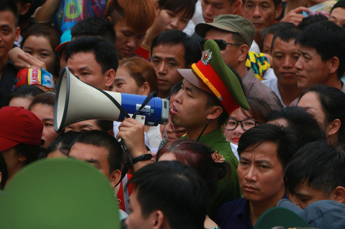 Video ảnh: Cận cảnh vạn người chen chúc nghẹt thở ngày chính hội Đền Hùng