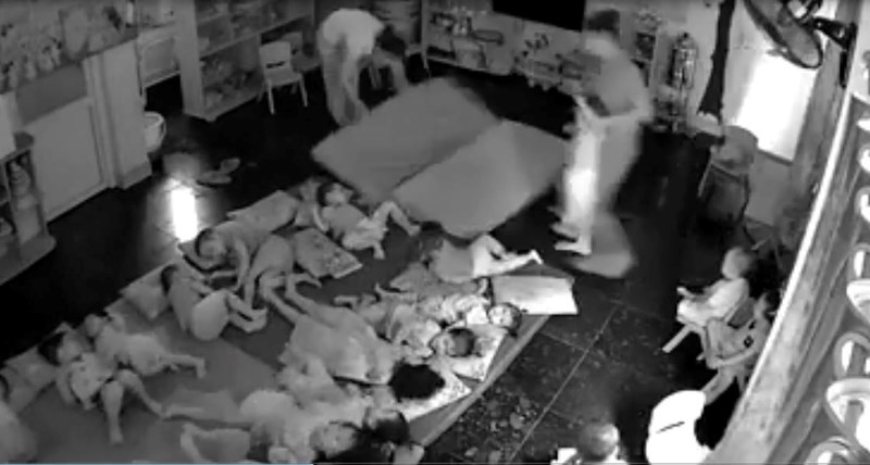 Đình chỉ cơ sở mầm non cầm tay quăng trẻ xuống nệm bắt đi ngủ