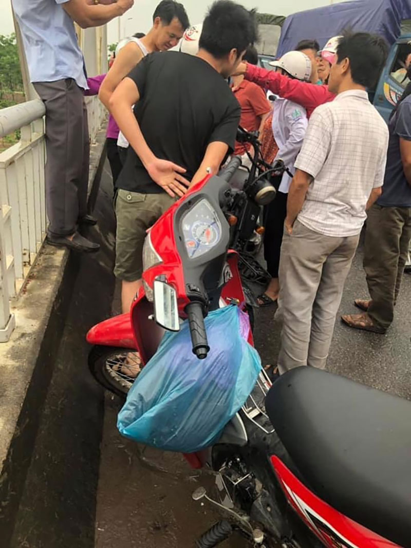 Sốc: Nữ sinh lớp 12 nhảy cầu tự tử ở Bắc Ninh nghi bị hãm hiếp sau buổi liên hoan Sốc: Nữ sinh lớp 12 nhảy cầu tự tử ở Bắc Ninh nghi bị hãm hiếp sau buổi liên hoan