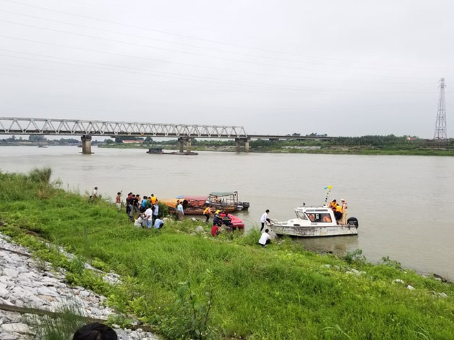 Sốc: Nữ sinh lớp 12 nhảy cầu tự tử ở Bắc Ninh nghi bị hãm hiếp sau buổi liên hoan Sốc: Nữ sinh lớp 12 nhảy cầu tự tử ở Bắc Ninh nghi bị hãm hiếp sau buổi liên hoan