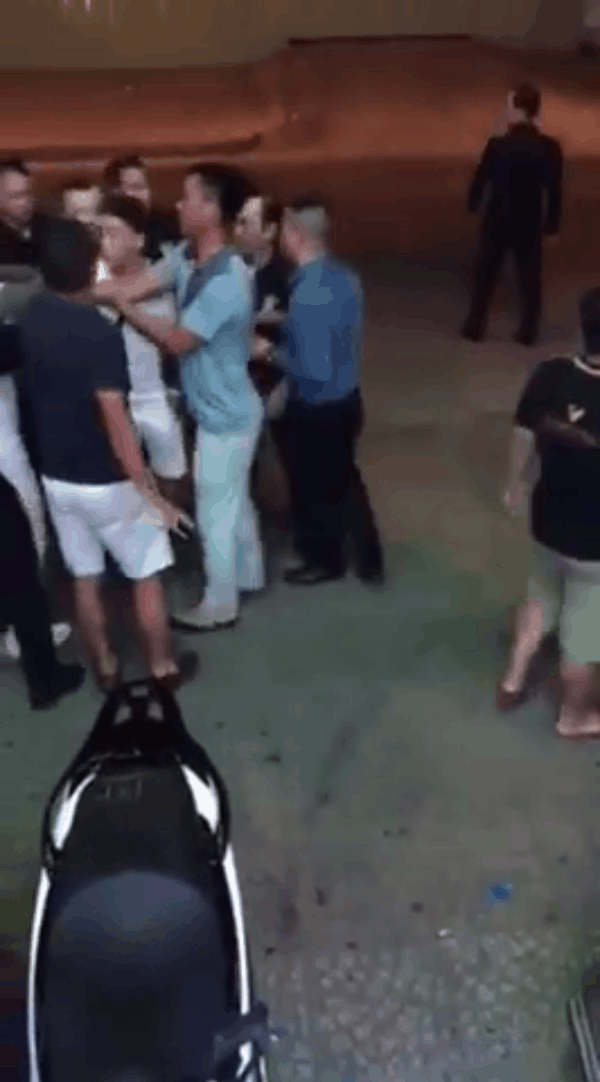 Nóng: Ca sĩ Tuấn Hưng ẩu đả, xô xát tại quán bar ở Sài Gòn vào đêm muộn?