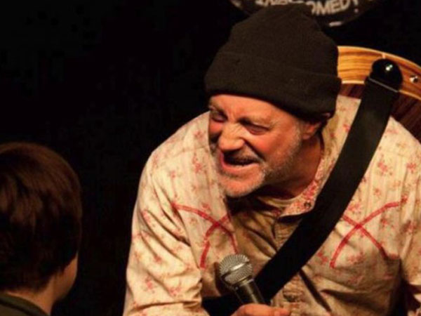 Vừa đùa về cái chết, diễn viên hài chết ngồi ngay trên sân khấu