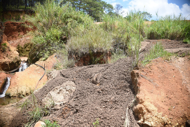 Đà Lạt: Hàng trăm m3 bùn thải đổ xuống suối Prenn, 40 hộ dân điêu đứng vì thiếu nước tưới tiêu