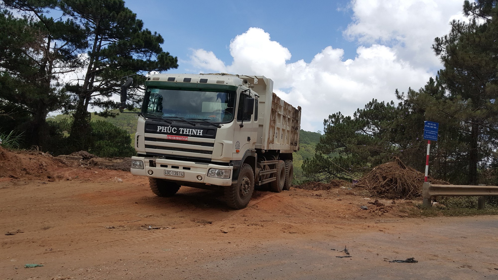 Đà Lạt: Hàng trăm m3 bùn thải đổ xuống suối Prenn, 40 hộ dân điêu đứng vì thiếu nước tưới tiêu