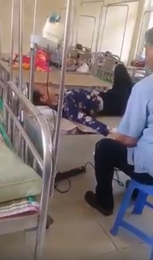 Mạng xã hội dậy sóng trước clip chồng đầu hai thứ tóc tát vợ đôm đốp khi vợ đang nằm viện truyền nước