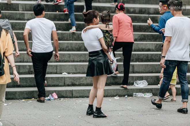 Bất chấp biển cấm, nhiều du khách vẫn mặc váy ngắn quần cộc đến lễ hội Đền Hùng