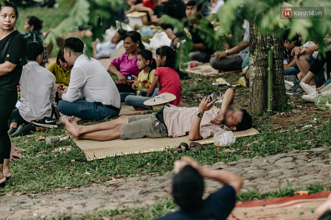 Bất chấp biển cấm, nhiều du khách vẫn mặc váy ngắn quần cộc đến lễ hội Đền Hùng