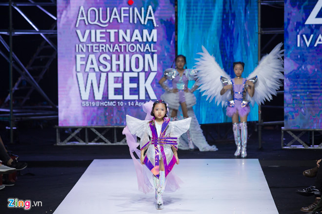 Người mẫu nhí từng được Coco Rocha khen hết lời mở màn show Ivan Tran Người mẫu nhí từng được Coco Rocha khen hết lời mở màn show Ivan Tran