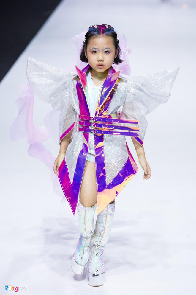 Người mẫu nhí từng được Coco Rocha khen hết lời mở màn show Ivan Tran