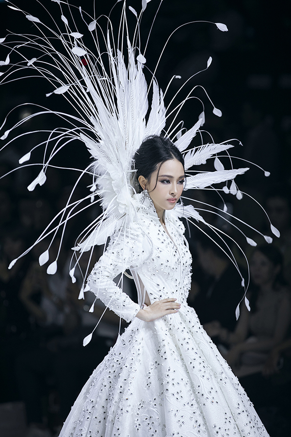 Trương Hồ Phương Nga bất ngờ tái xuất sàn diễn sau 2 năm vướng vòng lao lý Trương Hồ Phương Nga bất ngờ tái xuất sàn diễn sau 2 năm vướng vòng lao lý