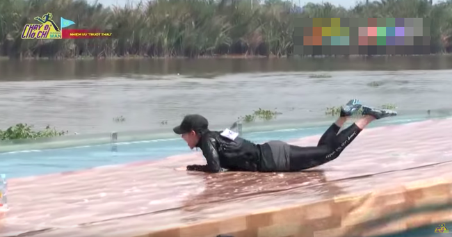 Không chỉ lộn nhào ở sàn catwalk đâu, Minh Hằng cũng vừa có cú phi người kinh điển tại Running Man Không chỉ lộn nhào ở sàn catwalk đâu, Minh Hằng cũng vừa có cú phi người kinh điển tại Running Man