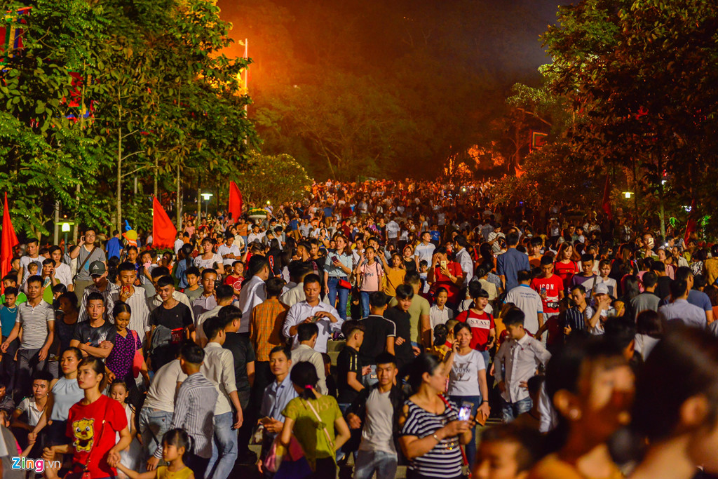 Vạ vật ngủ qua đêm ở ngoài trời chờ khai mạc giỗ Tổ