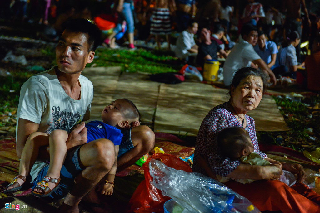 Vạ vật ngủ qua đêm ở ngoài trời chờ khai mạc giỗ Tổ