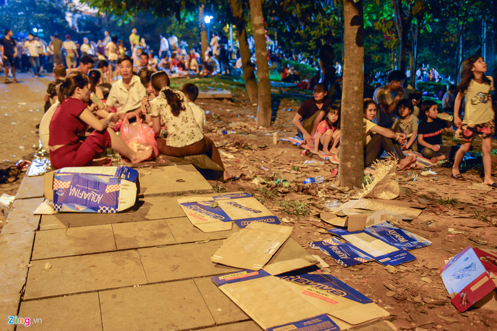 Vạ vật ngủ qua đêm ở ngoài trời chờ khai mạc giỗ Tổ