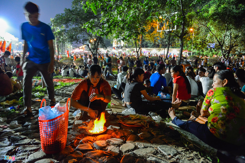 Vạ vật ngủ qua đêm ở ngoài trời chờ khai mạc giỗ Tổ