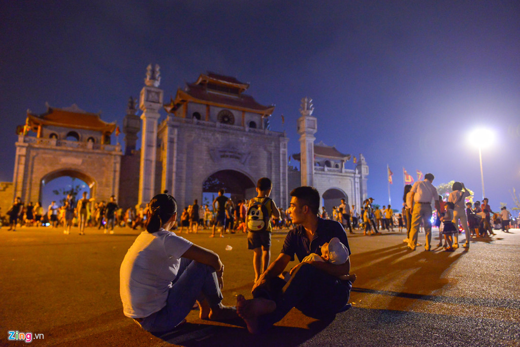 Vạ vật ngủ qua đêm ở ngoài trời chờ khai mạc giỗ Tổ