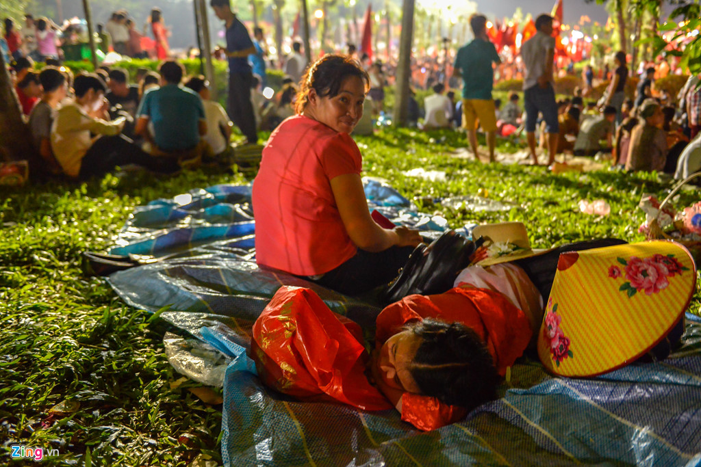 Vạ vật ngủ qua đêm ở ngoài trời chờ khai mạc giỗ Tổ