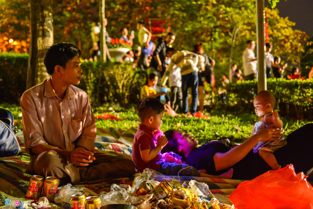 Vạ vật ngủ qua đêm ở ngoài trời chờ khai mạc giỗ Tổ