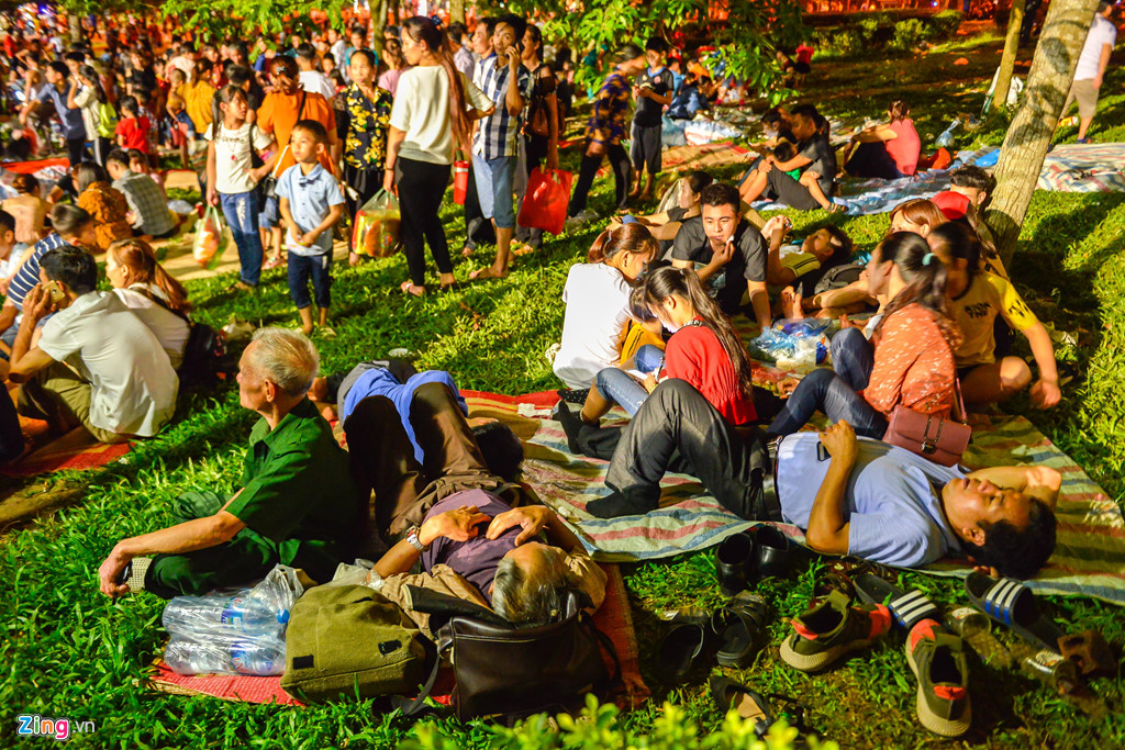 Vạ vật ngủ qua đêm ở ngoài trời chờ khai mạc giỗ Tổ