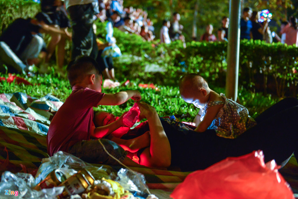 Vạ vật ngủ qua đêm ở ngoài trời chờ khai mạc giỗ Tổ