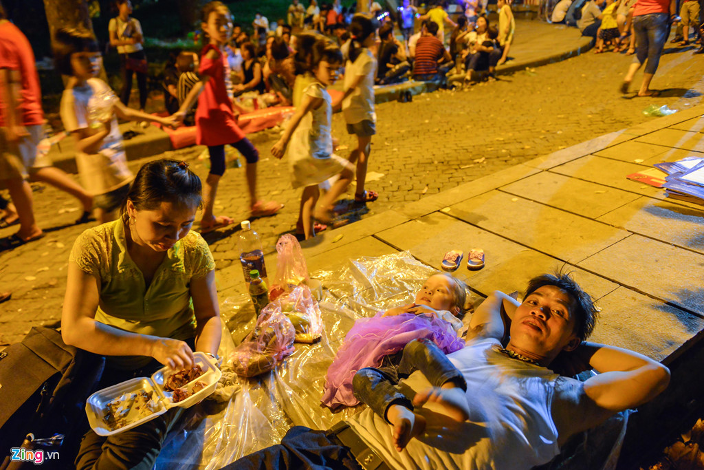 Vạ vật ngủ qua đêm ở ngoài trời chờ khai mạc giỗ Tổ