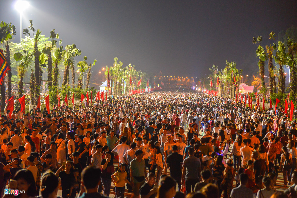 Vạ vật ngủ qua đêm ở ngoài trời chờ khai mạc giỗ Tổ