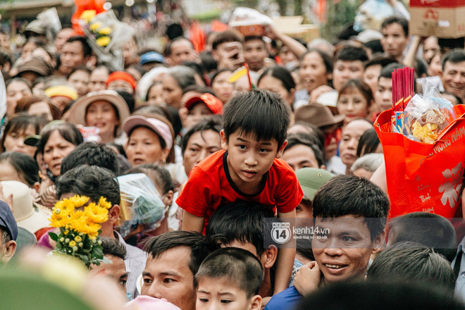 Chùm ảnh: Em nhỏ hoảng sợ khóc thét, được người nhà lôi kéo chen chúc giữa biển người tiến vào đền Hùng