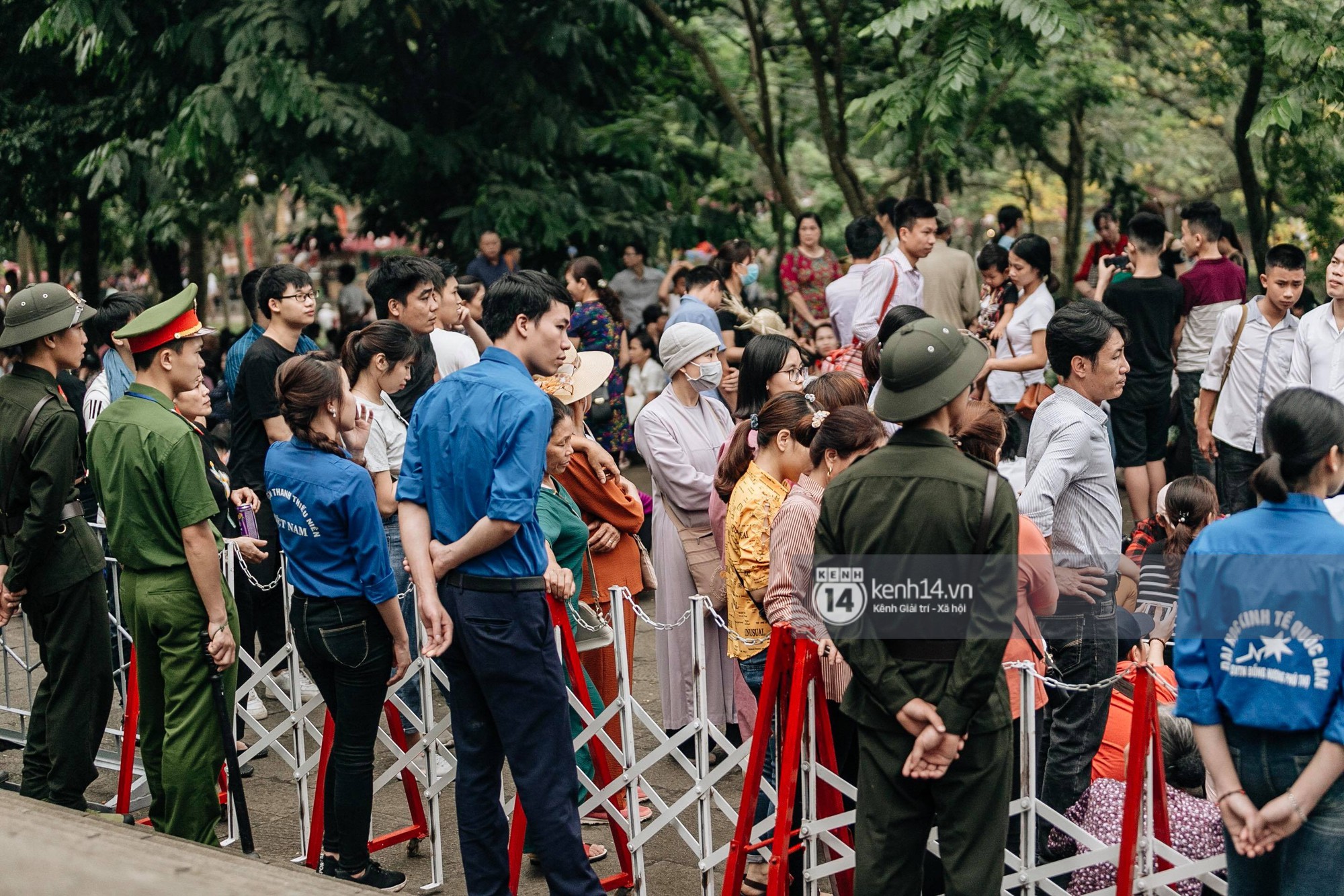 Chùm ảnh: Em nhỏ hoảng sợ khóc thét, được người nhà lôi kéo chen chúc giữa biển người tiến vào đền Hùng