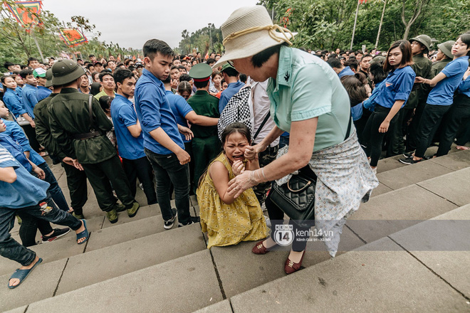 Chùm ảnh: Em nhỏ hoảng sợ khóc thét, được người nhà lôi kéo chen chúc giữa biển người tiến vào đền Hùng