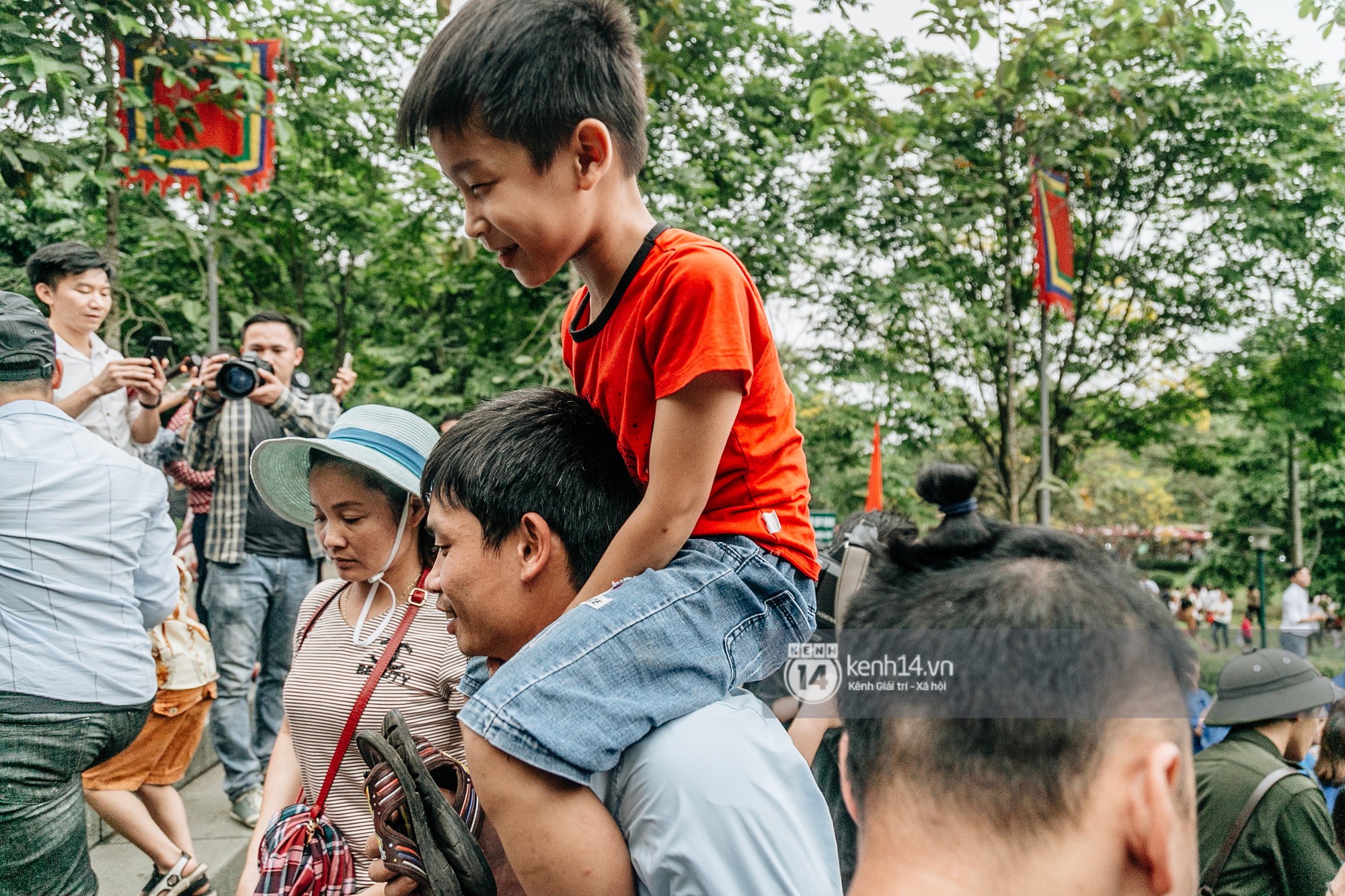 Chùm ảnh: Em nhỏ hoảng sợ khóc thét, được người nhà lôi kéo chen chúc giữa biển người tiến vào đền Hùng