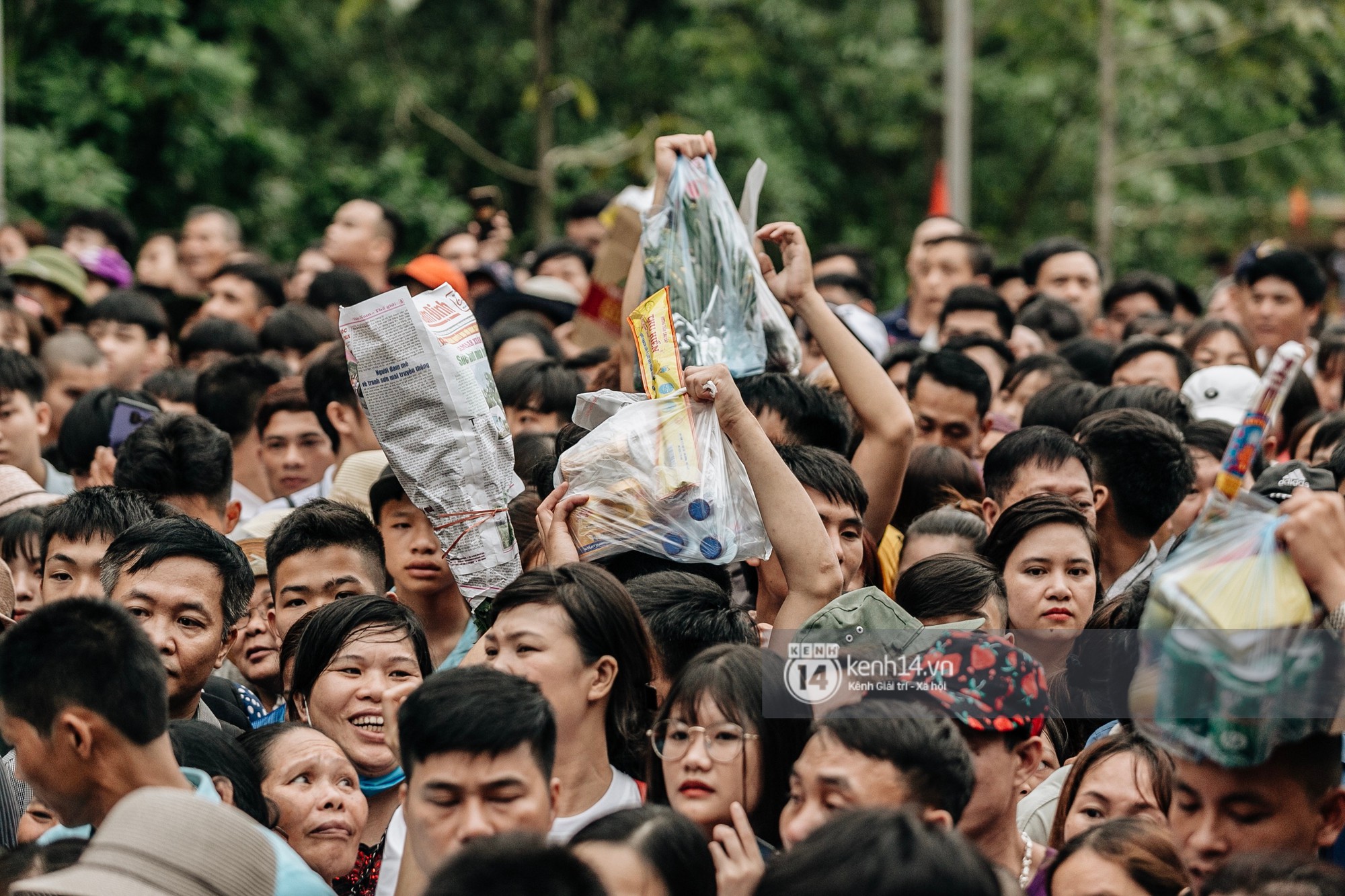 Chùm ảnh: Em nhỏ hoảng sợ khóc thét, được người nhà lôi kéo chen chúc giữa biển người tiến vào đền Hùng