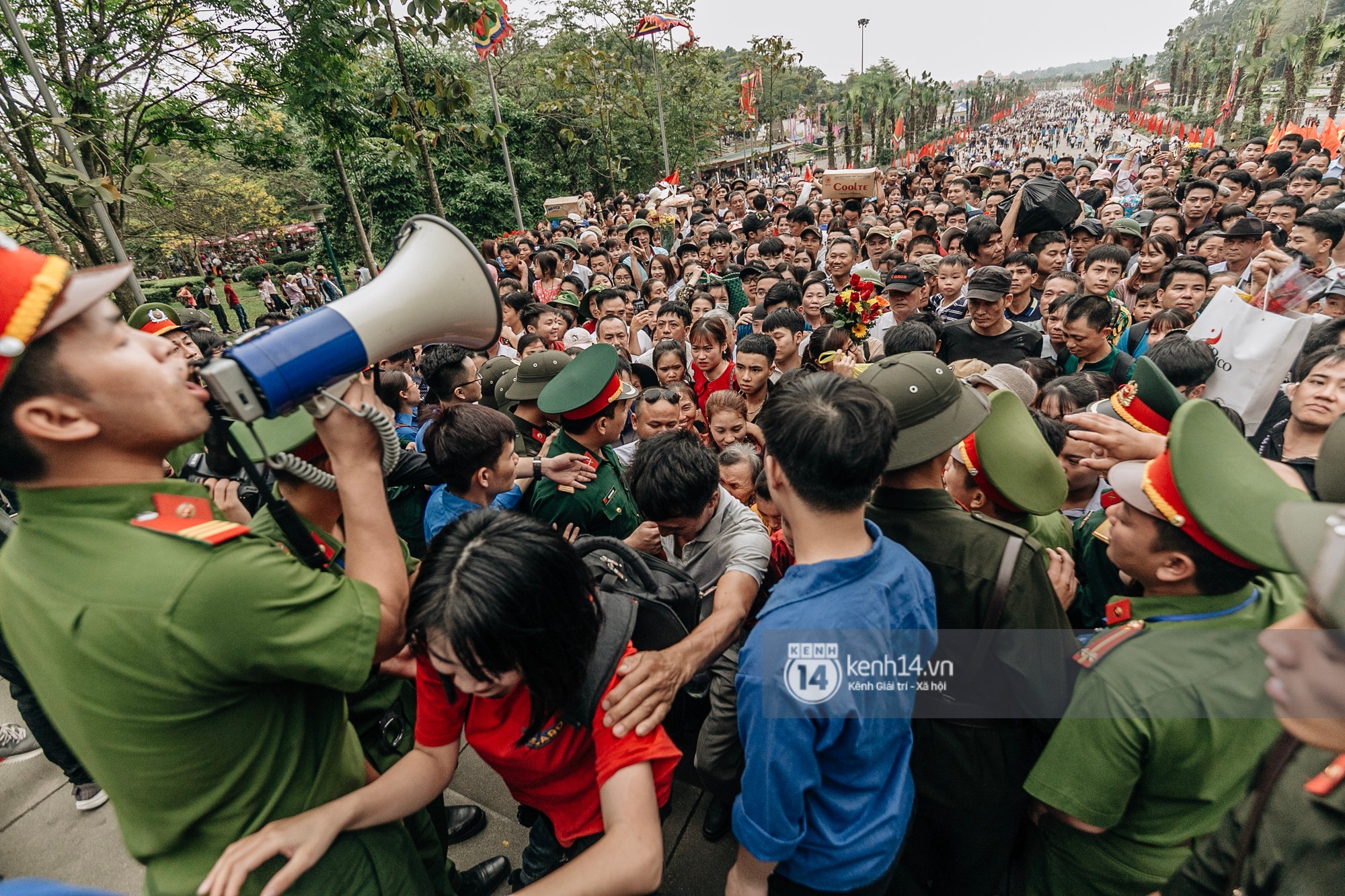 Chùm ảnh: Em nhỏ hoảng sợ khóc thét, được người nhà lôi kéo chen chúc giữa biển người tiến vào đền Hùng