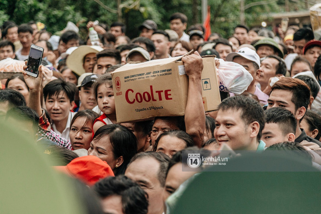 Chùm ảnh: Em nhỏ hoảng sợ khóc thét, được người nhà lôi kéo chen chúc giữa biển người tiến vào đền Hùng
