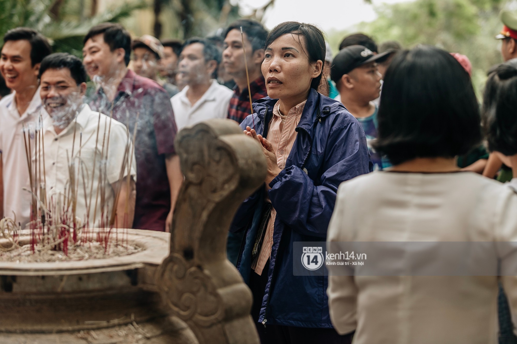 Chùm ảnh: Em nhỏ hoảng sợ khóc thét, được người nhà lôi kéo chen chúc giữa biển người tiến vào đền Hùng