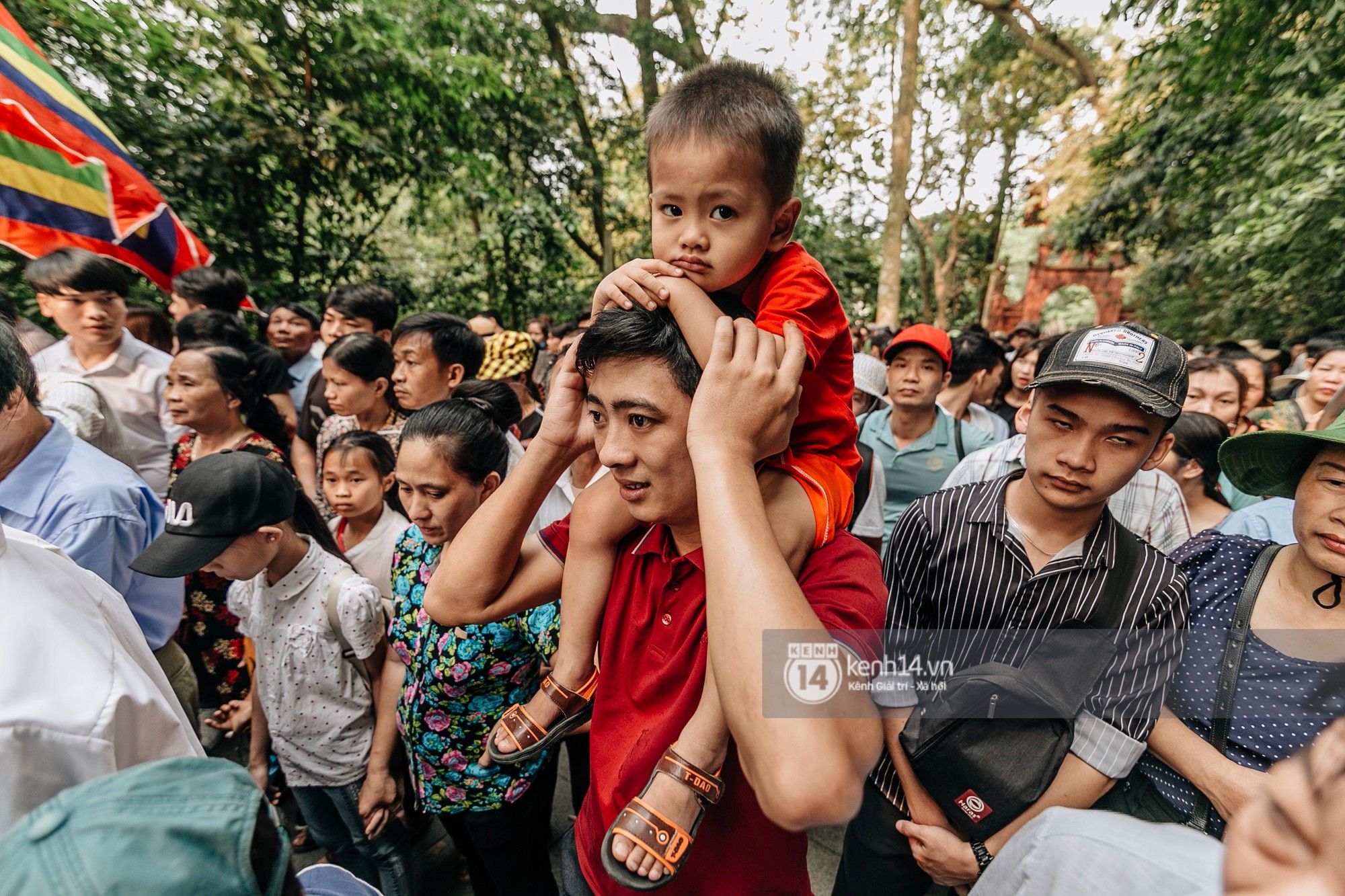 Chùm ảnh: Em nhỏ hoảng sợ khóc thét, được người nhà lôi kéo chen chúc giữa biển người tiến vào đền Hùng