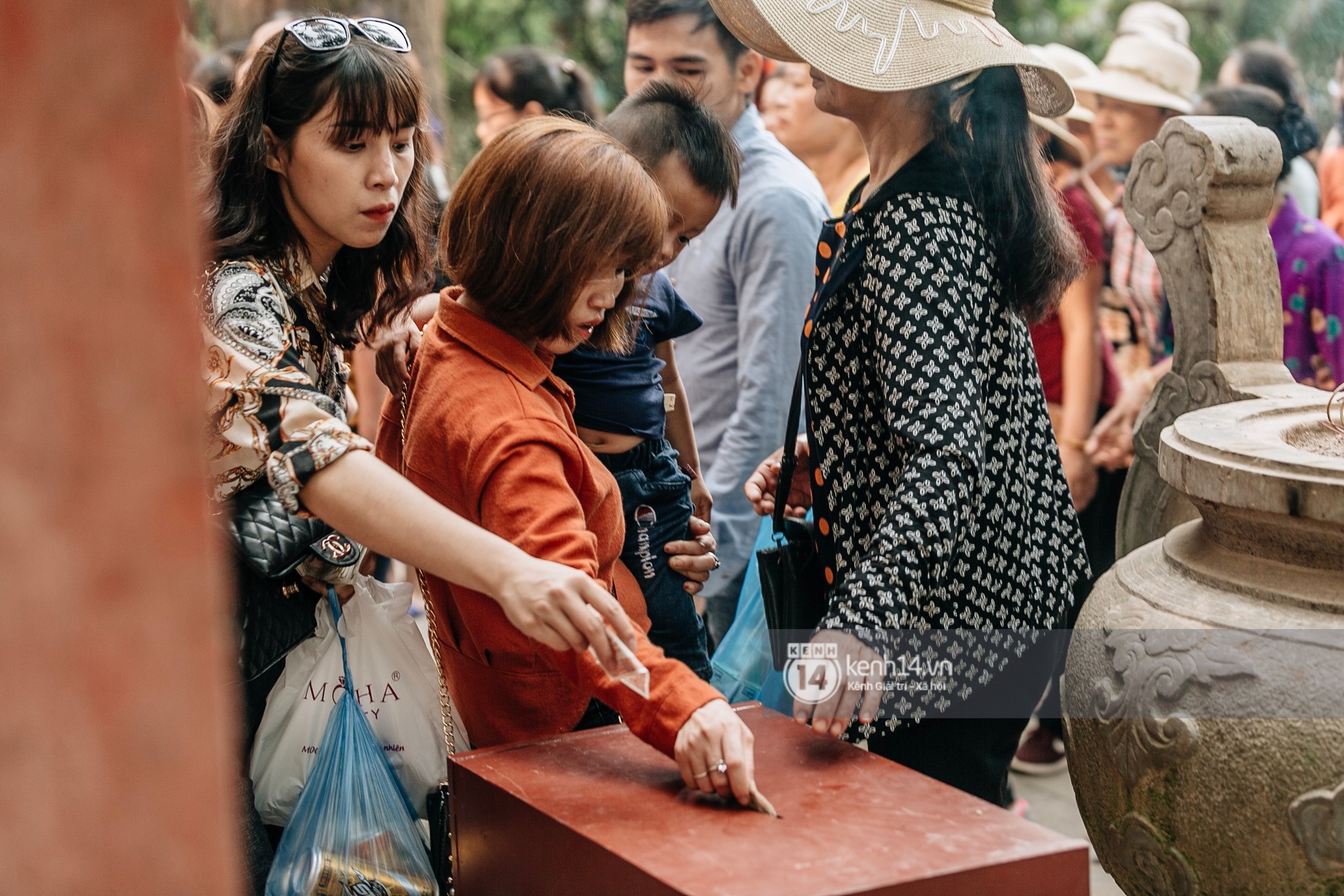 Chùm ảnh: Em nhỏ hoảng sợ khóc thét, được người nhà lôi kéo chen chúc giữa biển người tiến vào đền Hùng