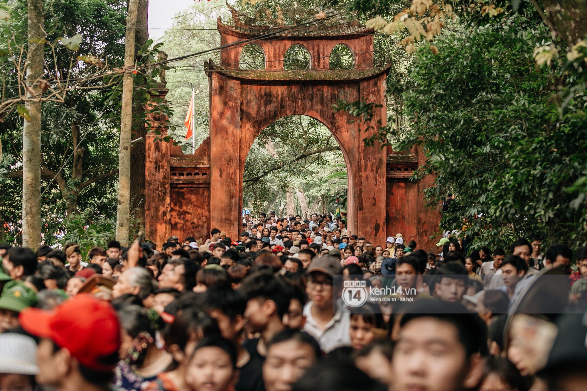 Chùm ảnh: Em nhỏ hoảng sợ khóc thét, được người nhà lôi kéo chen chúc giữa biển người tiến vào đền Hùng