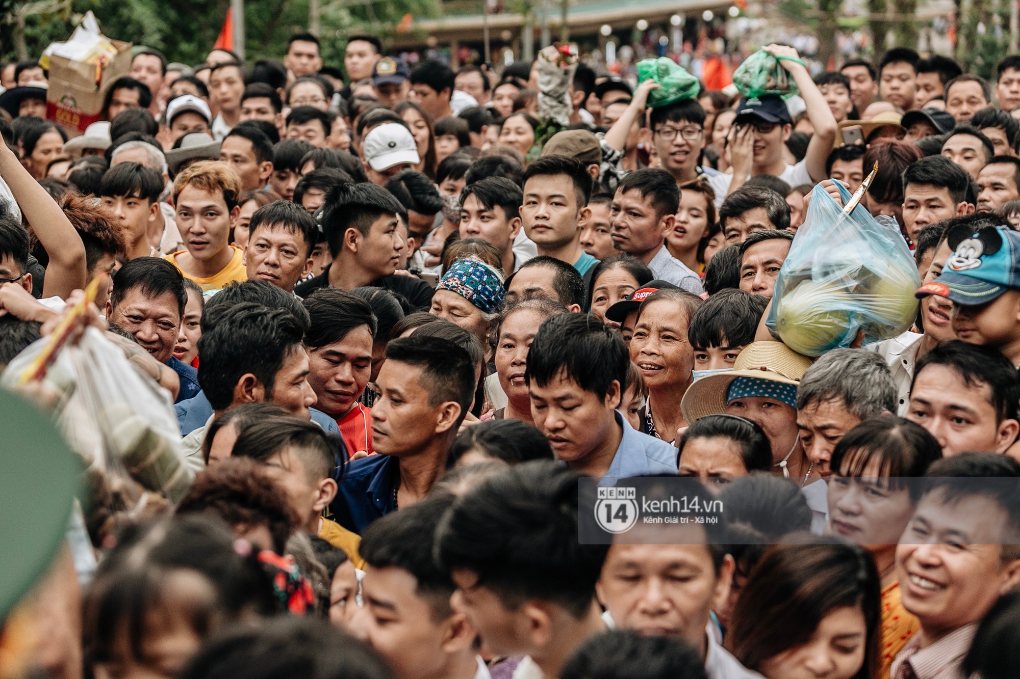 Chùm ảnh: Em nhỏ hoảng sợ khóc thét, được người nhà lôi kéo chen chúc giữa biển người tiến vào đền Hùng