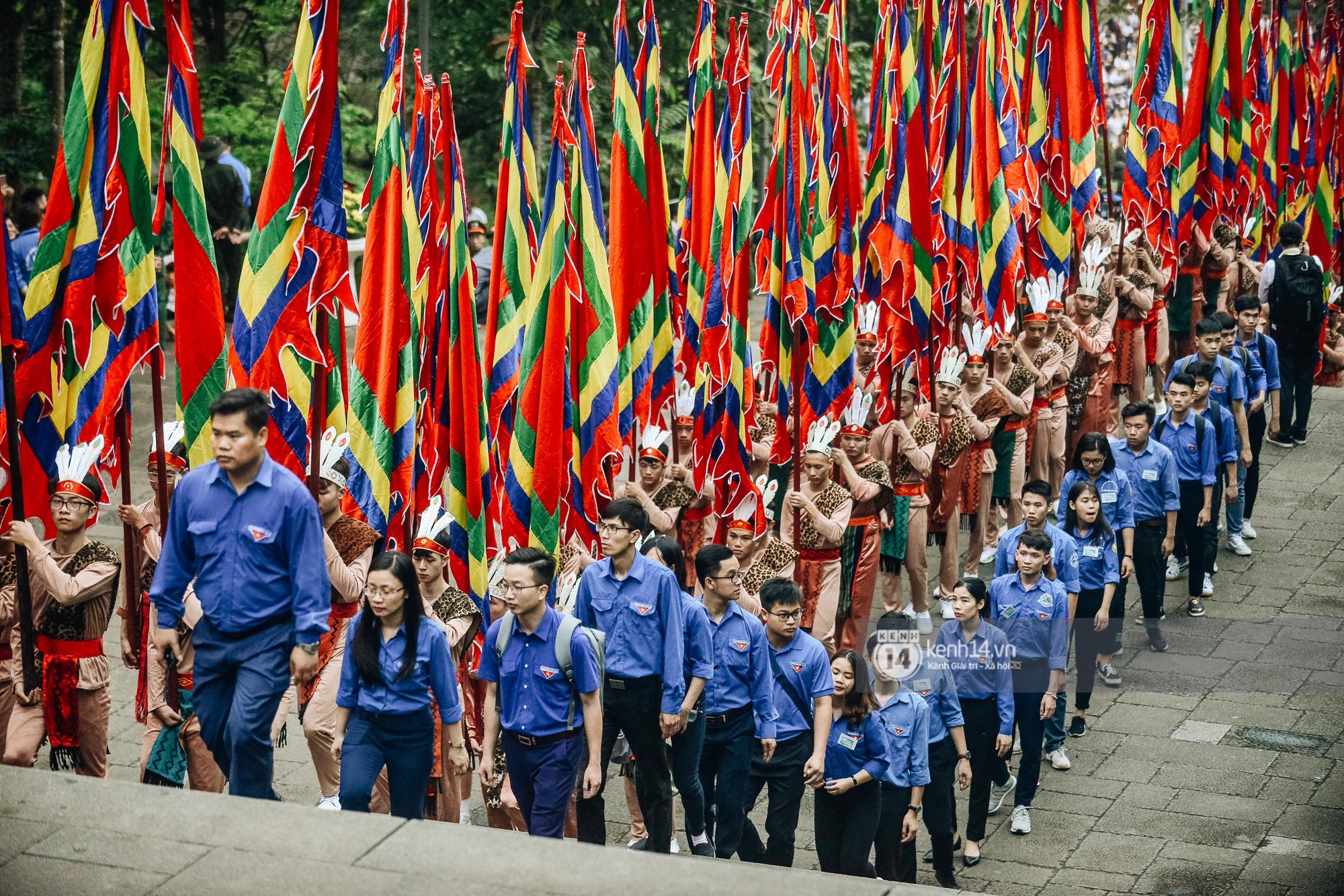 Chùm ảnh: Em nhỏ hoảng sợ khóc thét, được người nhà lôi kéo chen chúc giữa biển người tiến vào đền Hùng