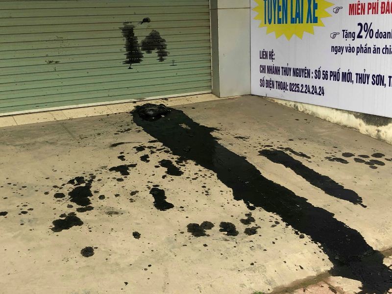 Công ty ở Hải Phòng bị đổ cả xô chất bẩn dằn mặt