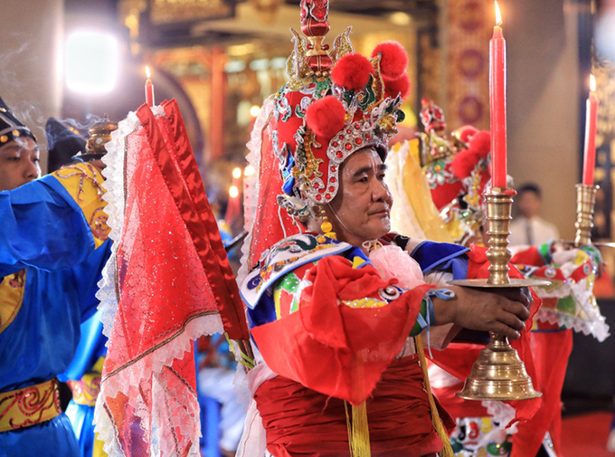 Người Sài Gòn chen chân dâng hương ngày giỗ tổ