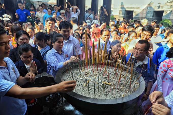 Người Sài Gòn chen chân dâng hương ngày giỗ tổ