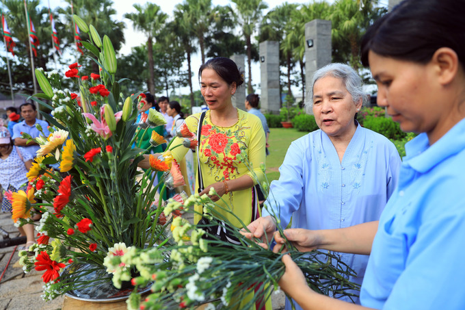 Người Sài Gòn chen chân dâng hương ngày giỗ tổ Người Sài Gòn chen chân dâng hương ngày giỗ tổ