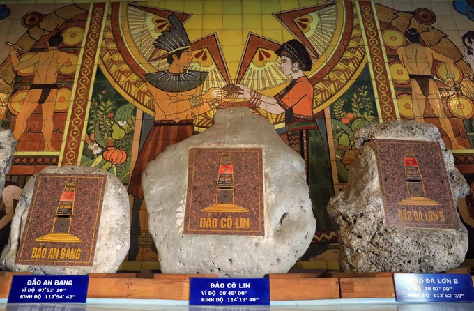 Người Sài Gòn chen chân dâng hương ngày giỗ tổ